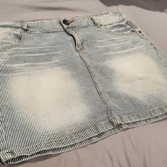 Vintage Torrid mini skirt- like new - Picture 2 of 5
